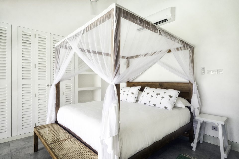 Four-poster king bed with mosquito net
